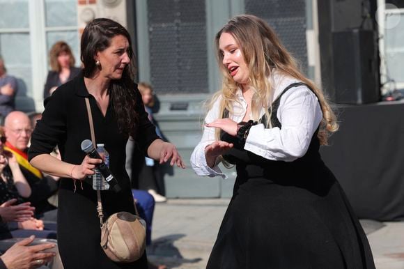 Adeline Quenon, la soeur aînée d'E.Dequenne, et Milla Savarese, la fille unique d'E.Dequenne - 300 personnes réunies pour rendre hommage à Emilie Dequenne dans sa ville de Chièvres (Belgique), le 9 avril 2025, quelques semaines après son décès prématuré, survenu le 16 mars 2025. © Photonews / Bestimage