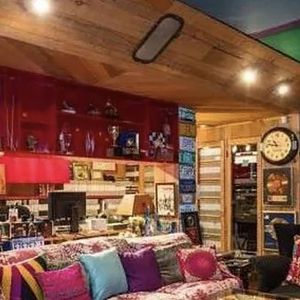 Lady Gaga vend sa maison de Los Angeles à Elizabeth Lizzy Jagger pour 6,5 millions de dollars. Anciennement acquise par F.Zappa, la propriété, composée de six chambres et cinq salles de bains, avait été achetée environ 5,3 millions de dollars par la chanteuse et actrice en 2016. Le 19 novembre 2021.
Backgrid UK/ Bestimage