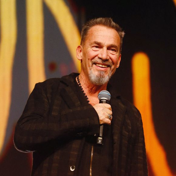 Ne voulant pas être radical, le chanteur s'amuse toutefois déjà de l'idée d'un futur retour : "Je reviendrai à la vingtième [saison] si le programme existe encore." Un clin d'œil qui laisse espérer aux fans un ultime tour de piste dans quelques années.

Exclusif - Florent Pagny - Concert "Corsu Mezu Mezu" à la Défense Arena à Paris, France. Le 28 octobre 2023.

© Christophe Clovis / Bestimage