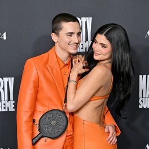 Subjugué par la prestation de sa bien-aimée, l'acteur de "Dune" est apparu totalement sous le charme.

Timothée Chalamet et Kylie Jenner à l'avant-première du film "Marty Supreme" à Los Angeles, le 8 décembre 2025. 

© Bestimage