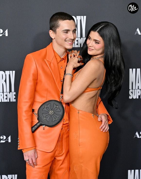 Subjugué par la prestation de sa bien-aimée, l'acteur de "Dune" est apparu totalement sous le charme.

Timothée Chalamet et Kylie Jenner à l'avant-première du film "Marty Supreme" à Los Angeles, le 8 décembre 2025. 

© Bestimage
