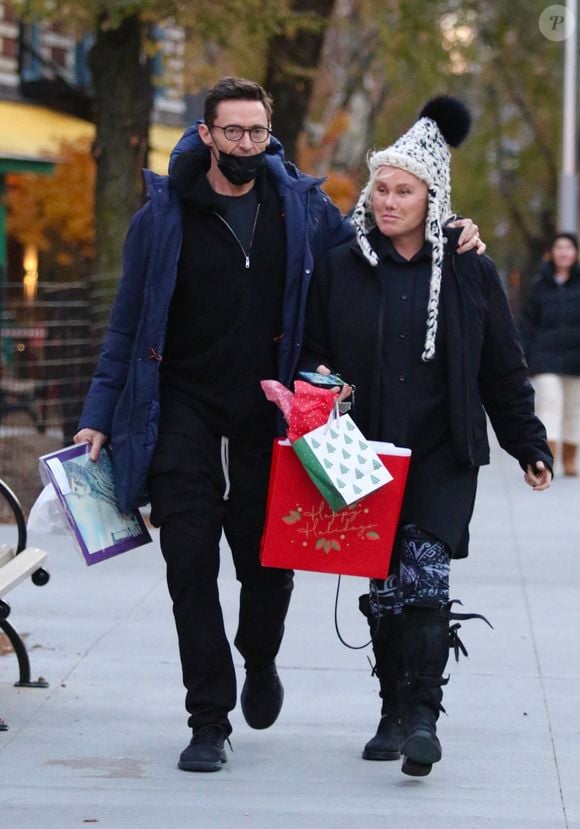 Hugh Jackman et sa femme Deborra-Lee Furness sont allés faire du shopping de noël à New York, le 28 novembre 2021. @Backgrid UK/ Bestimage
