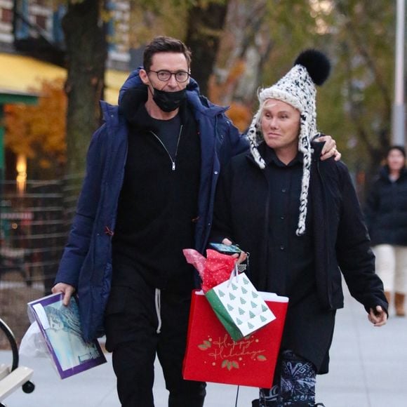 Hugh Jackman et sa femme Deborra-Lee Furness sont allés faire du shopping de noël à New York, le 28 novembre 2021. @Backgrid UK/ Bestimage