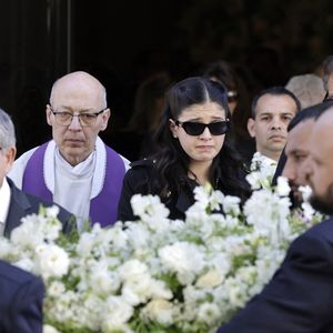 Cylia Chasman, une des filles de la défunte, et son père Steven Chasman, l'ex-mari de N.Farès - Sortie des obsèques de Nadia Farès en l'église Saint-Jean-de-Montmartre à Paris, le 24 avril 2026. N.Farès est décédée le 17 avril 2026 quelques jours après un "incident cardiaque" survenu le 12 avril 2026 dans la piscine du complexe sportif, Blanche (9ème).