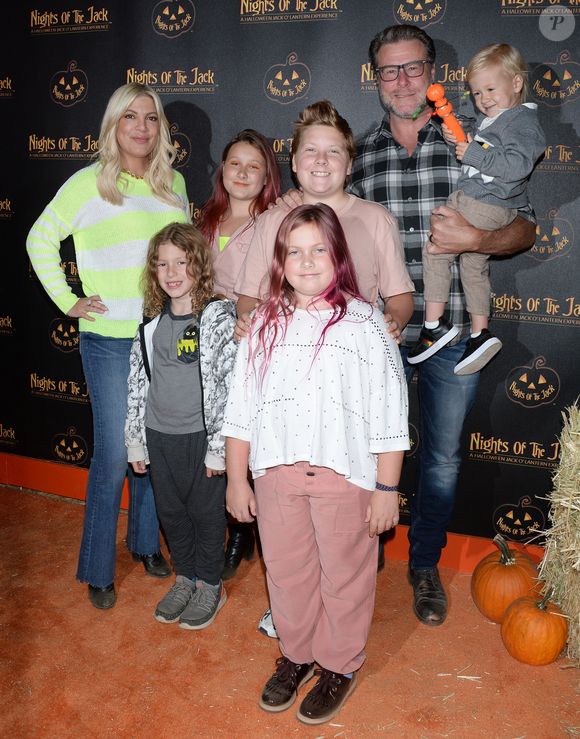 Tori Spelling, Dean McDermott et leurs enfants Finn Davey, Hattie Margaret, et Stella Doreen à Los Angeles, le 2 octobre 2019. 

Photo : Agence / Bestimage