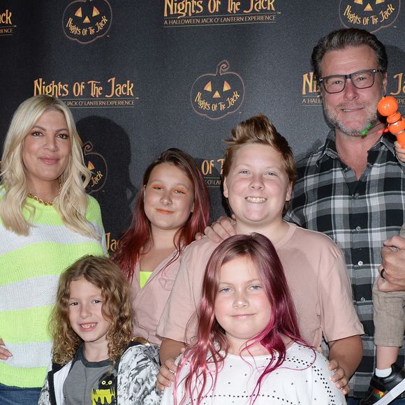 Tori Spelling, Dean McDermott et leurs enfants Finn Davey, Hattie Margaret, et Stella Doreen à Los Angeles, le 2 octobre 2019. 

Photo : Agence / Bestimage