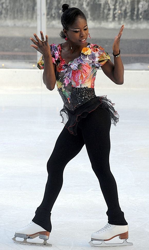 La championne française et médaillée d'argent aux championnats du monde, Surya Bonaly, se produit avec l'Ice Theatre Ensemble lors d'un spectacle spécial sur la patinoire de Rockefeller Plaza à New York City, NY, USA, le 21 janvier 2009. Photo par Dennis Van TIne/Lfi/Abaca
