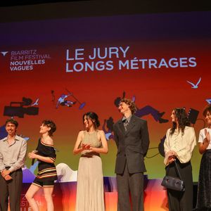 Le Jury : Suzy Bemba, Ishaan Khatter, Nathan Ambrosioni, La présidente du Jury Kirsten Stewart, Carolina Cavalli, Vassili Schneider,  Esmé Creed-Miles, Whitney Peak et Raphaêl Quenard  au Théâtre de la Gare du Midi lors de la Cérémonie d'ouverture du Festival international du film de Biarritz - Nouvelles Vagues 2026, le 23 juin 2026. © Jean-Marc Lhomer / Bestimage