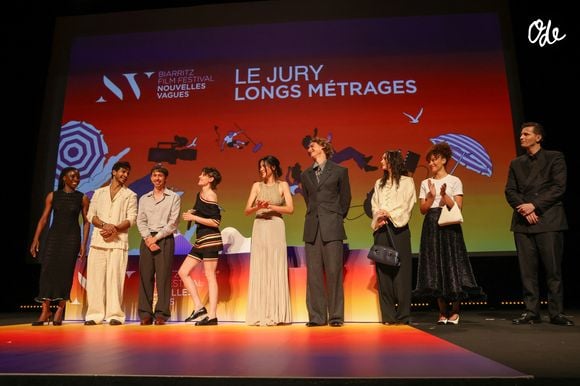 Le Jury : Suzy Bemba, Ishaan Khatter, Nathan Ambrosioni, La présidente du Jury Kirsten Stewart, Carolina Cavalli, Vassili Schneider,  Esmé Creed-Miles, Whitney Peak et Raphaêl Quenard  au Théâtre de la Gare du Midi lors de la Cérémonie d'ouverture du Festival international du film de Biarritz - Nouvelles Vagues 2026, le 23 juin 2026. © Jean-Marc Lhomer / Bestimage