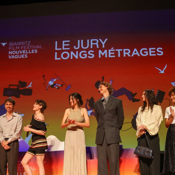 Le Jury : Suzy Bemba, Ishaan Khatter, Nathan Ambrosioni, La présidente du Jury Kirsten Stewart, Carolina Cavalli, Vassili Schneider,  Esmé Creed-Miles, Whitney Peak et Raphaêl Quenard  au Théâtre de la Gare du Midi lors de la Cérémonie d'ouverture du Festival international du film de Biarritz - Nouvelles Vagues 2026, le 23 juin 2026. © Jean-Marc Lhomer / Bestimage