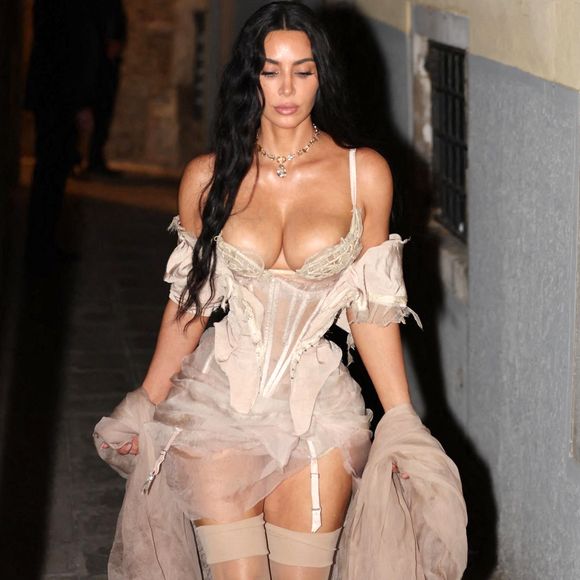 Kim Kardashian s'est glissée dans un look sulfureux d'inspiration vintage alors qu'elle se rendait à une soirée pyjama à Venise, vêtue de Dilara Fındıkoğlu et de bijoux Lorraine Schwartz. ©Backgrid USA / Bestimage