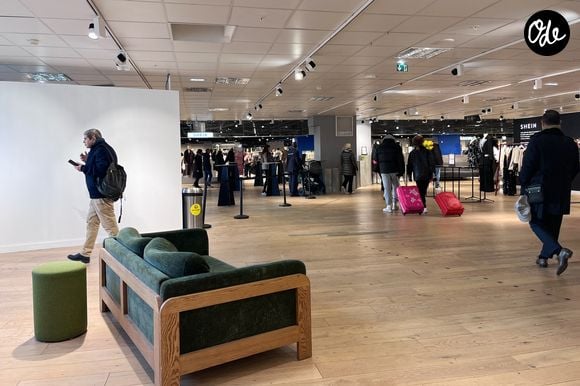 Photo des rayons vides au BHV Marais (Bazar de l'Hôtel de Ville) à Paris. Le 20 novembre 2025
Suite à l'arrivée du géant chinois Shein au 6e étage du Bazar de l'Hôtel de Ville, de nombreuses marques ont décidé de quitter ce grand magasin parisien. À tous les étages du magasin, les allées se désertifient et les rayonnages sont tristement vides.
© Céline Bonnarde / Bestimage