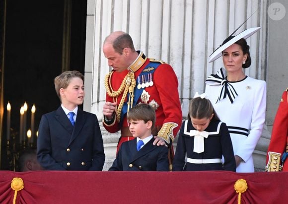 Le prince William, prince de Galles, Catherine (Kate) Middleton, princesse de Galles, le prince George de Galles, le prince Louis de Galles, la princesse Charlotte de Galles, le roi Charles III d'Angleterre et Camilla Parker Bowles, reine consort d'Angleterre,- Les membres de la famille royale britannique au balcon du Palais de Buckingham lors de la parade militaire "Trooping the Colour" à Londres, Royaume Uni, le 15 juin 2024. Backgrid UK/Bestimage