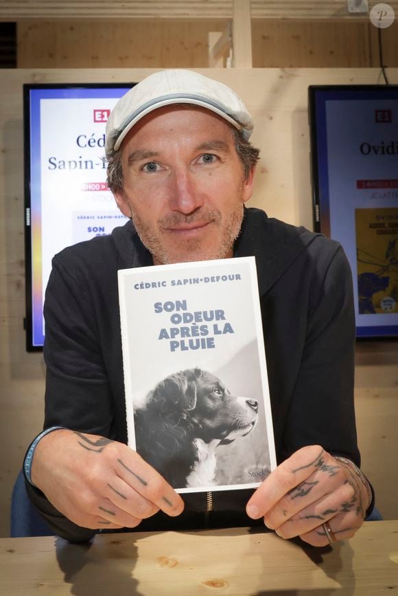"On avait conscience tous les deux que ça allait procurer des joies et des bonheurs autres, mais que ça allait empiéter sur notre temps libre".

Cédric Sapin-Defour lors du Festival du Livre de Paris  , France, le 12 avril 2024. © Jack Tribeca / Bestimage