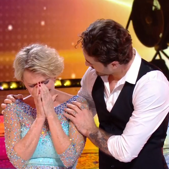 Danse avec les stars : Sophie Davant rend un bel hommage à sa mère partie trop tôt

Sophie Davant émue par la disparition de sa mère, "Danse avec les stars", capture d'écran TF1.