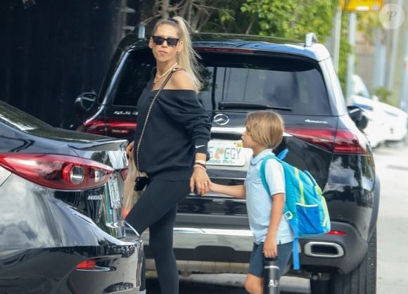 Elle aurait été aperçue récemment avec un ventre arrondi aux côtés de son fils Nicholas.

La joueuse de tennis Anna Kournikova a été aperçue à Miami, le ventre déjà légèrement arrondi, en compagnie de son fils Nicholas. @ Backgrid USA / Bestimage