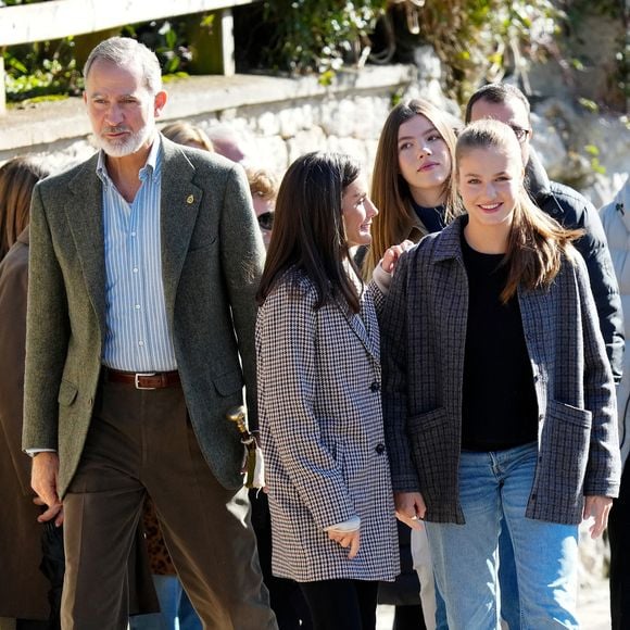 Le roi Felipe VI, la reine Letizia, l'infante Leonor, la princesse Sofia - La famille royale d'Espagne lors de la cérémonie de remise des prix pour la ville exemplaire des Asturies 2024 à Sotres. Le 26 octobre 2024