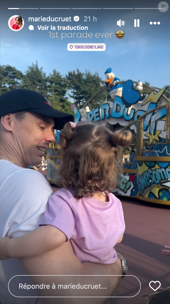 Dans une vidéo partagée en story Instagram, on découvre la petite Victoire, perchée dans les bras de son père, assistant à sa toute première parade Disney...

Story Instagram de @marieducruet du vendredi 20 juin 2025.