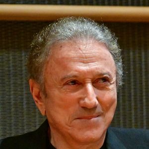 Le présentateur de télévision Michel Drucker participe à une audition devant la commission d'enquête parlementaire sur la neutralité, le fonctionnement et le financement de la radiodiffusion publique à l'Assemblée nationale à Paris, en France, le 31 mars 2026. © Christian Liewig/Bestimage
