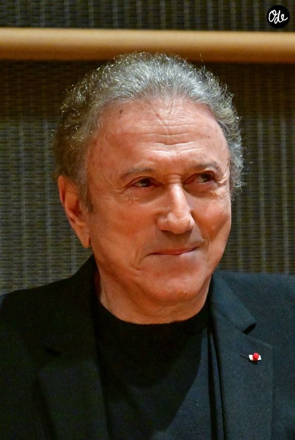 Le présentateur de télévision Michel Drucker participe à une audition devant la commission d'enquête parlementaire sur la neutralité, le fonctionnement et le financement de la radiodiffusion publique à l'Assemblée nationale à Paris, en France, le 31 mars 2026. © Christian Liewig/Bestimage
