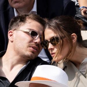 Antoine Dupont et Iris Mittenaere ont récemment profité des lagons turquoise et des hôtels de luxe mauriciens pour une parenthèse romantique au bord de l’océan Indien.
Antoine Dupont et sa compagne Iris Mittenaere en tribunes lors de la finale messieurs des Internationaux de France de Tennis de Roland Garros 2025 (jour 15), à Paris, France, le 8 juin 2025. © Cyril Moreau/Bestimage