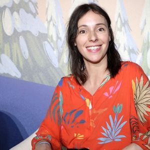 C'est Lolita Séchan qui tient ce rôle et elle confie que c'était une évidence.

Lolita Sechan. Festival du livre de Paris 2024 - Festival du livre de Paris 2024 le 13 avril 2024.
© Cedric Perrin / Bestimage