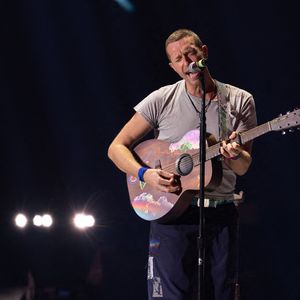 Chris Martin de Coldplay se produit sur scène lors du iHeartRadio Festival au T-Mobile Arena le 21 septembre 2024 à Las Vegas, Nevada, USA. Photo by Anne Barson/ABACAPRESS.COM