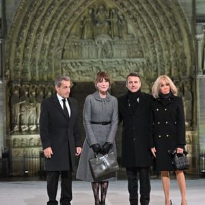 Le président français Emmanuel Macron et son épouse Brigitte Macron, l'ancien président français Nicolas Sarkozy et son épouse Carla Bruni assistent à la cérémonie de bienvenue lors de la réouverture officielle de la cathédrale Notre-Dame de Paris, France, le 7 décembre 2024, après plus de cinq ans de travaux de reconstruction suite à l'incendie d'avril 2019. Eliot Blondet/Pool/Bestimage