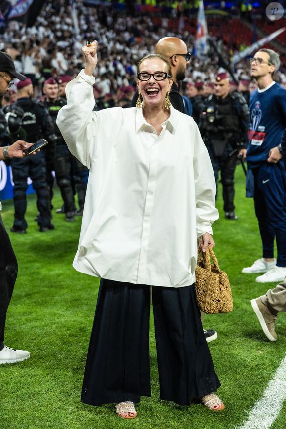Carole Bouquet - Célébrités lors de la finale de la Ligue Des Champions 2026 "Paris Saint-Germain (PSG) - Arsenal FC" au stade Ferenc-Puskas à Budapest le 30 mai 2026. Cyril Moreau/Bestimage