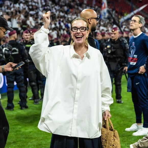 Carole Bouquet - Célébrités lors de la finale de la Ligue Des Champions 2026 "Paris Saint-Germain (PSG) - Arsenal FC" au stade Ferenc-Puskas à Budapest le 30 mai 2026. Cyril Moreau/Bestimage