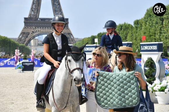 La jeune Giulia Sarkozy participait de son côté à la Kids Cup Decathlon avec sa monture Valentine du Delta

Giulia Sarkozy sur Valentine du Delta à la remise du Prix Decathlon  lors de la 12ème édition Longines Paris Eiffel Jumping au pied de la Tour Eiffel sur le Champ-de-Mars à Paris, France le 20 juin 2026
© Perusseau / Veeren / Bestimage