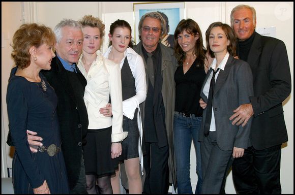 Si leurs rapports n'ont pas toujours été simples, elle sait ô combien l'acteur a été important dans sa vie.

Astrid Veillon, Alain Delon et l'équipe de la pièce à la 100e représentation de la pièce : "La Salle De Bain" au théâtre Comédie de Paris en 2003.