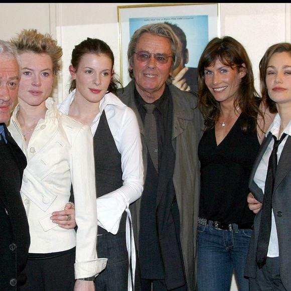 Si leurs rapports n'ont pas toujours été simples, elle sait ô combien l'acteur a été important dans sa vie.

Astrid Veillon, Alain Delon et l'équipe de la pièce à la 100e représentation de la pièce : "La Salle De Bain" au théâtre Comédie de Paris en 2003.