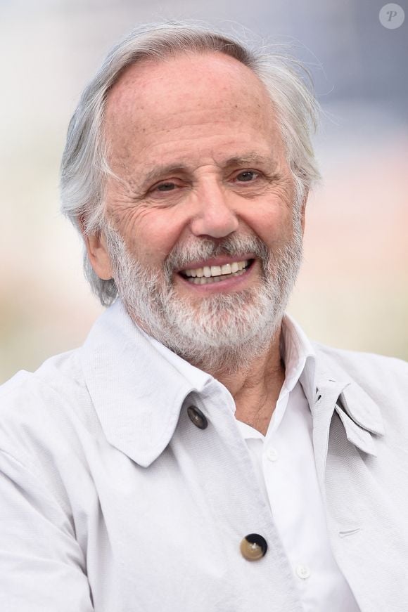 "Maintenant je vis une des plus belles choses de ma vie, c'est-à-dire la relation avec ma fille", a-t-il conclu à ce sujet.

Fabrice Luchini assiste au Photocall Marcello Mio lors du 77ème Festival de Cannes au Palais des Festivals le 22 mai 2024 à Cannes, France. Photo by Franck Castel/ABACAPRESS.COM