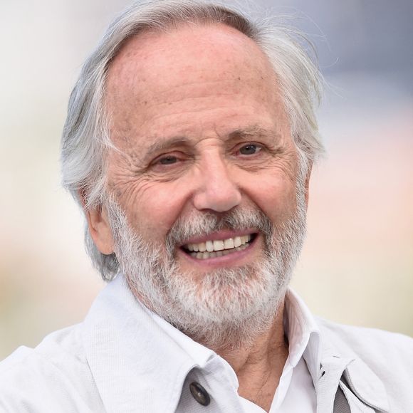 "Maintenant je vis une des plus belles choses de ma vie, c'est-à-dire la relation avec ma fille", a-t-il conclu à ce sujet.

Fabrice Luchini assiste au Photocall Marcello Mio lors du 77ème Festival de Cannes au Palais des Festivals le 22 mai 2024 à Cannes, France. Photo by Franck Castel/ABACAPRESS.COM