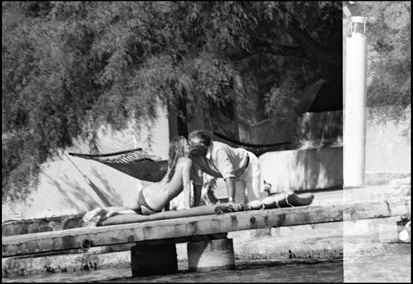 A l'époque, l'entourage du couple mise sur la discrétion et croit pouvoir réaliser cet exploit

Archives - Brigitte Bardot et Jacques Charrier à la Madrague DANIEL ANGELI / BESTIMAGE