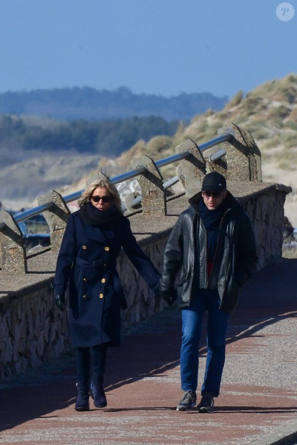 Le président candidat Emmanuel Macron prend l'air vivifiant du bord de mer au Touquet avec sa femme Brigitte la veille du deuxième tour des élections présidentielles le 9 avril 2022