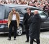 Jacques Dutronc et son fils Thomas Dutronc - Arrivées aux obsèques de l'auteure-compositrice-interprète et actrice française Françoise Hardy au crématorium du cimetière du Père-Lachaise à Paris, France, le 20 juin 2024. © Jacovides-Moreau/Bestimage