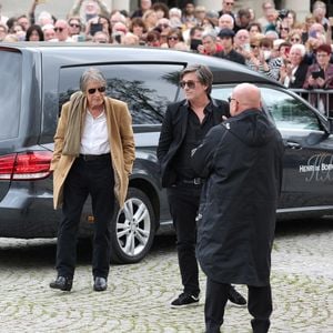 Jacques Dutronc et son fils Thomas Dutronc - Arrivées aux obsèques de l'auteure-compositrice-interprète et actrice française Françoise Hardy au crématorium du cimetière du Père-Lachaise à Paris, France, le 20 juin 2024. © Jacovides-Moreau/Bestimage