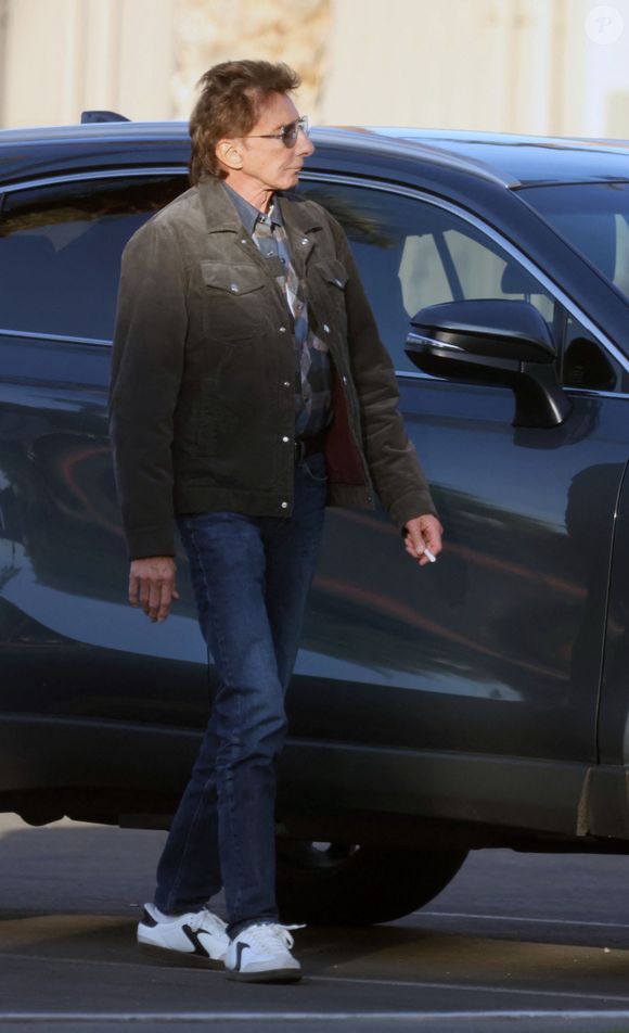 Il s'agit de Barry Manilow.

Exclusif - Barry Manilow a été aperçu lors d'une très rare sortie à Palm Springs. Le chanteur légendaire de 82 ans est resté décontracté avec une veste marron, un jean et des baskets blanches. The ImageDirect / Bestimage