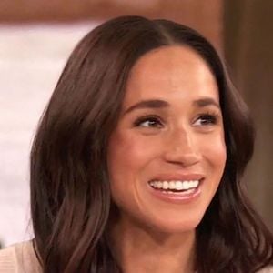 Meghan Markle, désormais installée en Californie avec sa famille, paraît plus épanouie que jamais !

Los Angeles, CA - Drew Barrymore surprend Meghan Markle avec une photo de la princesse Diana et commente également sa romance « chaude » avec le prince Harry dans The Drew Barrymore Show.