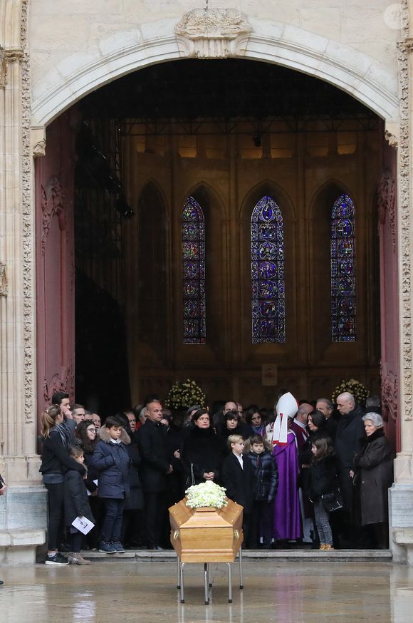 Sortie du cercueil du chef Paul Bocuse, Jérôme Bocuse, Françoise Bernachon, Philippe Bernachon, Raymonde Duvert, la famille et les arrières petits-enfants - Sorties des obsèques de Paul Bocuse en la cathédrale Saint-Jean de Lyon, France, le 26 janvier 2018.
AGENCE / BESTIMAGE