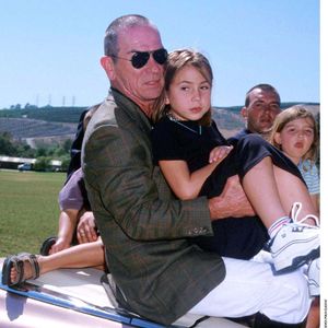 Rétro – Décès de Victoria Jones, fille de Tommy Lee Jones, retrouvée sans vie dans un hôtel à l’âge de 34 ans — Tommy Lee Jones et sa fille Victoria lors du Christopher Reeve Polo Classic à San Juan Capistrano, en Californie (plan américain).

ALPHA AGENCY / BESTIMAGE
