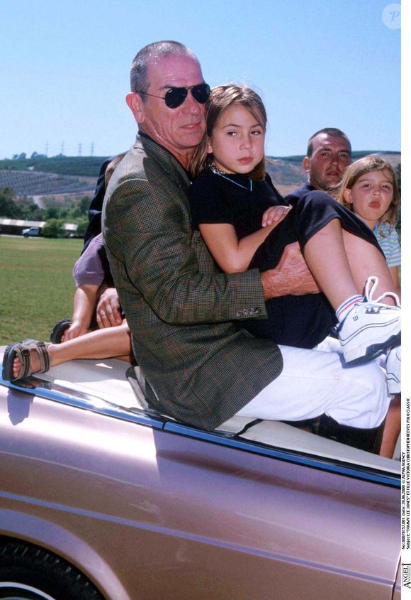 Rétro – Décès de Victoria Jones, fille de Tommy Lee Jones, retrouvée sans vie dans un hôtel à l’âge de 34 ans — Tommy Lee Jones et sa fille Victoria lors du Christopher Reeve Polo Classic à San Juan Capistrano, en Californie (plan américain).

ALPHA AGENCY / BESTIMAGE