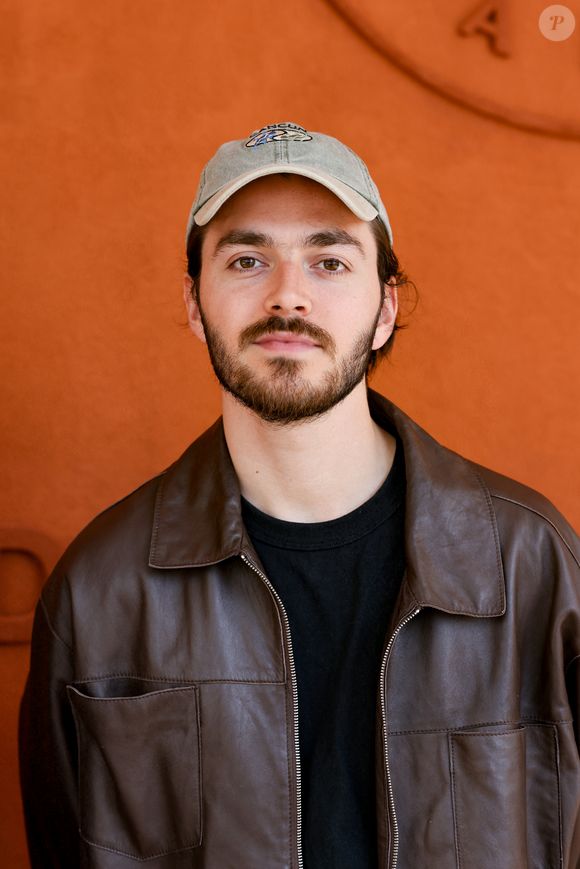 “Mon frère qui était en tournée avec moi, doit monter sur scène et dire aux gens qu’il faut rentrer et qu’il n’y aura pas de spectacle”, poursuit l’humoriste

Panayotis Pascot au village lors des Internationaux de France de tennis de Roland Garros 2024, à Paris, France, le 7 juin 2024. © Jacovides-Moreau/Bestimage