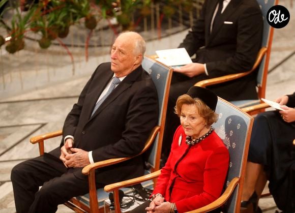 Leur histoire d’amour avait commencé en 1959, avant près de dix ans de combat pour pouvoir se marier. 

Le roi Harald et la reine Sonja lors de la cérémonie de remise du prix Nobel de la paix à l'hôtel de ville d'Oslo, en Norvège, le 10 décembre 2025. Photo de Marius Gulliksrud/Stella Pictures/ABACAPRESS.COM