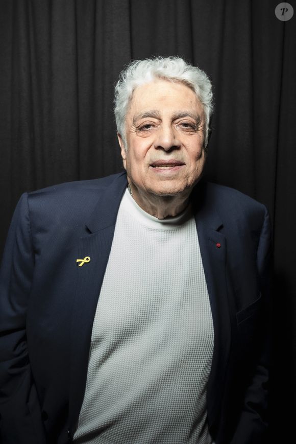 Exclusif - Enrico Macias en backstage de l'enregistrement de l'émission "Serge Lama, le dernier rappel" présentée par F. Bollaert, diffusée le vendredi 21 novembre 2025 sur France 3 à 21h10, au théâtre Marigny à Paris, France, le 29 avril 2025. © Clovis-Moreau/Bestimage