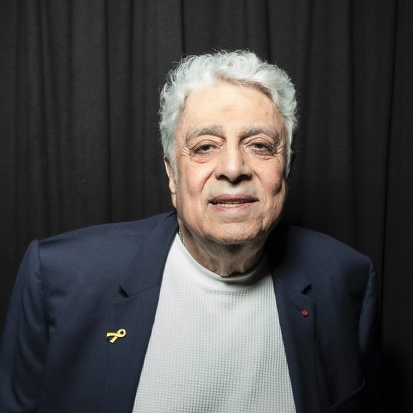 Exclusif - Enrico Macias en backstage de l'enregistrement de l'émission "Serge Lama, le dernier rappel" présentée par F. Bollaert, diffusée le vendredi 21 novembre 2025 sur France 3 à 21h10, au théâtre Marigny à Paris, France, le 29 avril 2025. © Clovis-Moreau/Bestimage