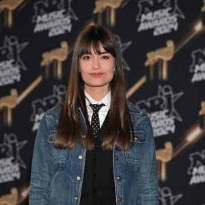 Cependant, à cause de la météo, il fut avancé d'une journée afin d'être enregistré au préalable

Clara Luciani au photocall de la 26ème édition des NRJ Music Awards à Cannes, le 1er novembre 2024. © Bebert-Guignebourg/Bestimage