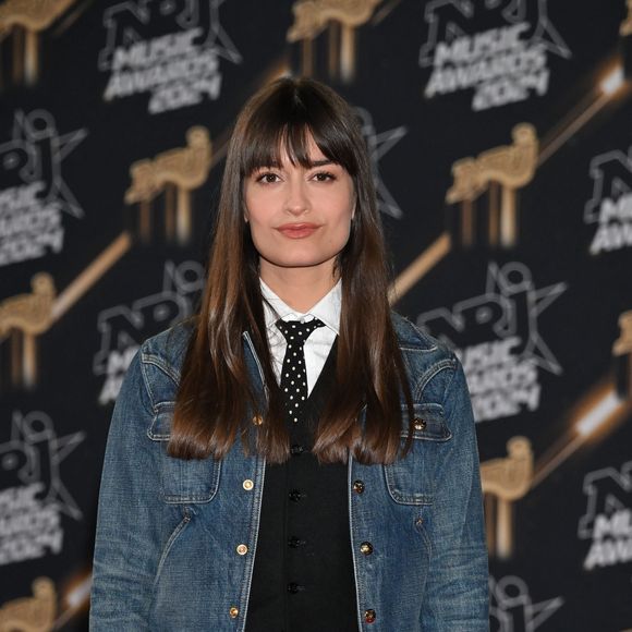 Cependant, à cause de la météo, il fut avancé d'une journée afin d'être enregistré au préalable

Clara Luciani au photocall de la 26ème édition des NRJ Music Awards à Cannes, le 1er novembre 2024. © Bebert-Guignebourg/Bestimage
